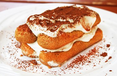 tiramisu tatlı bir plaka üzerinde