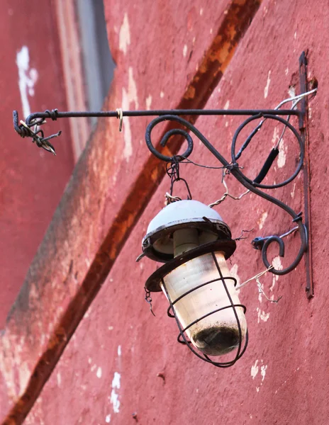 Старый разбитый фонарь — стоковое фото