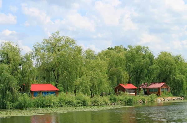 Ufer des Flusses mit roten Häusern — Stockfoto