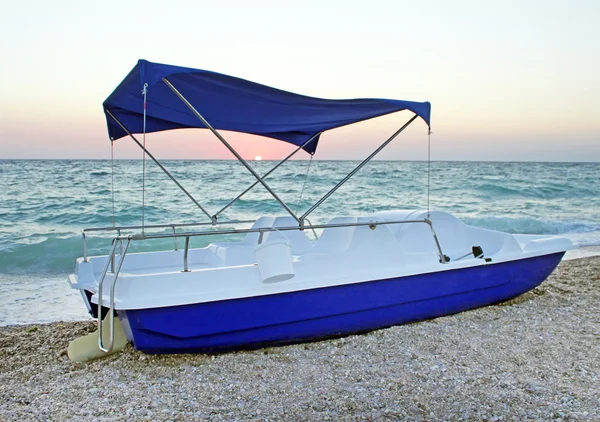 Catamaran on the sunset — Stock Photo, Image