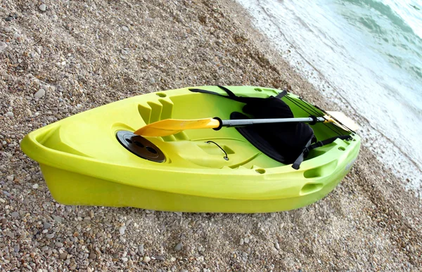 Canoa amarela e verde — Fotografia de Stock