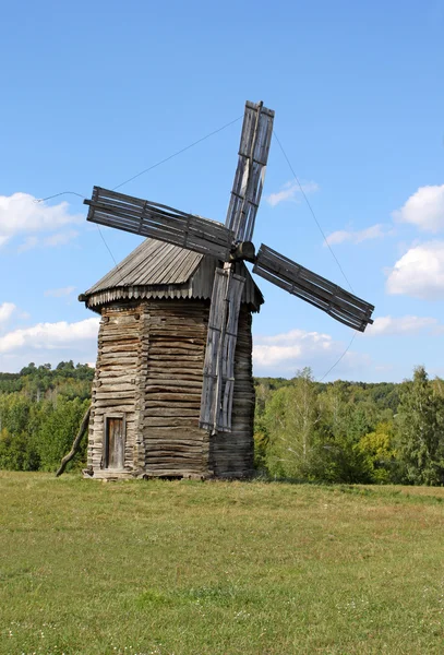 Moinho de vento na aldeia — Fotografia de Stock