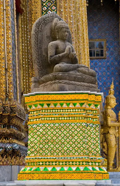 壮大な宮殿で伝統的なタイの像 — ストック写真