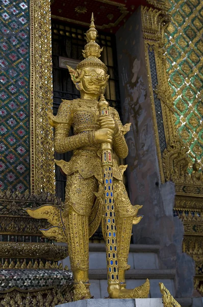 Traditionelle thailändische Statue im Großen Palast — Stockfoto