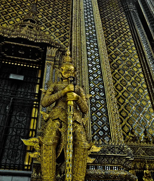Templo budista tailandés Wat phra kaeo —  Fotos de Stock