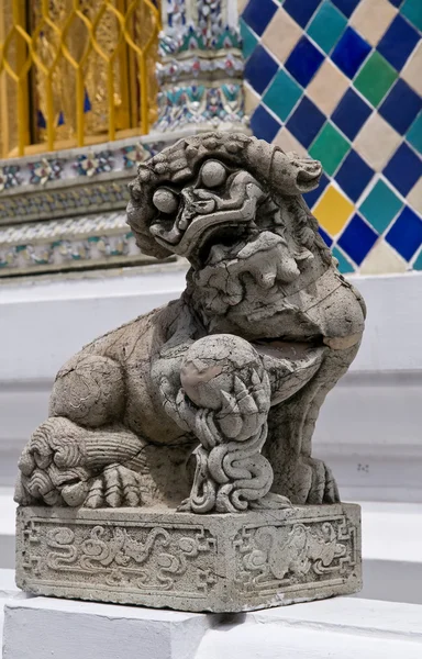 Традиционная тайская статуя в большом дворце — стоковое фото