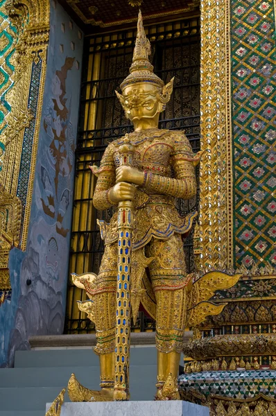 Estátua tradicional tailandesa no grande palácio — Fotografia de Stock