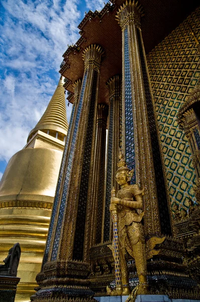 Thailändska buddhistiska templet wat phra kaeo — Stockfoto
