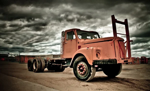 Camion vecchio e intemperie — Foto Stock