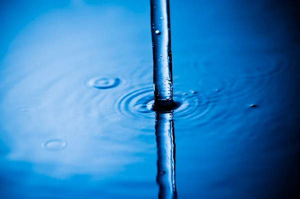 Versare acqua — Foto Stock