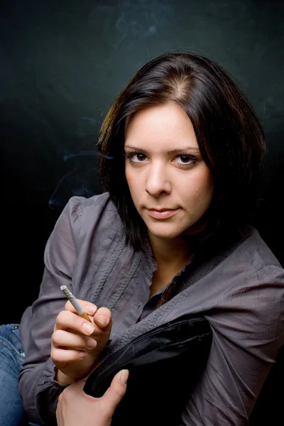 一支雪茄的女孩的肖像 — 图库照片