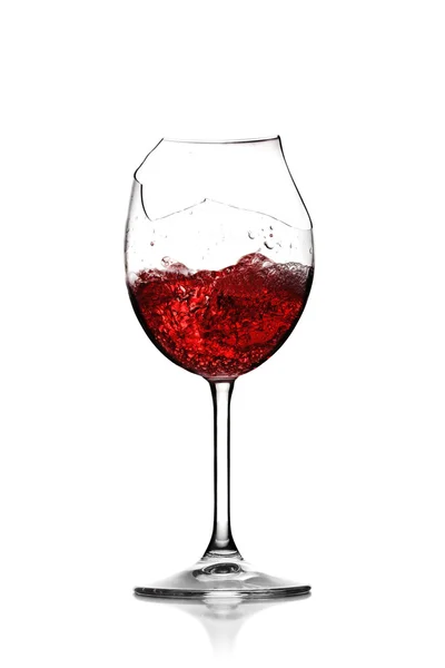 Червоне вино в розбитому келиху — стокове фото