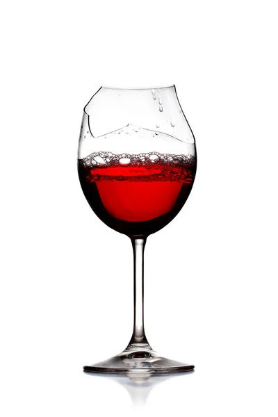 Rött vin i krossat glas — Stockfoto