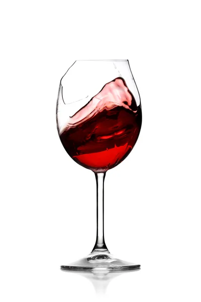 Červené víno v rozbitého skla — Stock fotografie