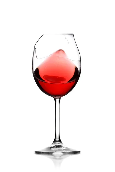 Rode wijn in gebroken glas — Stockfoto
