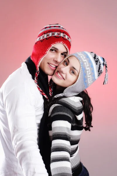 Atraktivní zimní pár — Stock fotografie