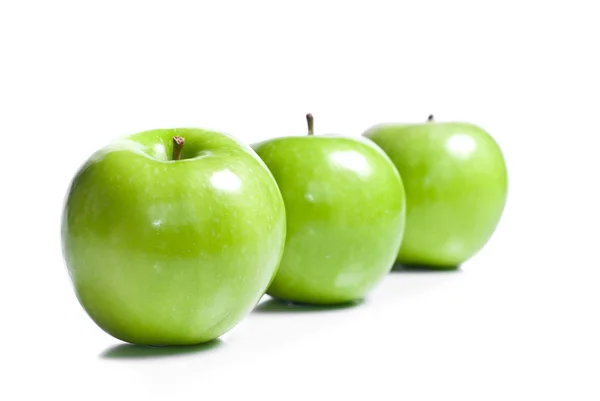 Friss zöld alma elszigetelt fehér háttér — Stock Fotó