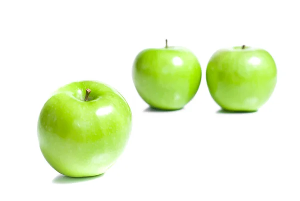 Verse groene appels geïsoleerd op witte achtergrond — Stockfoto