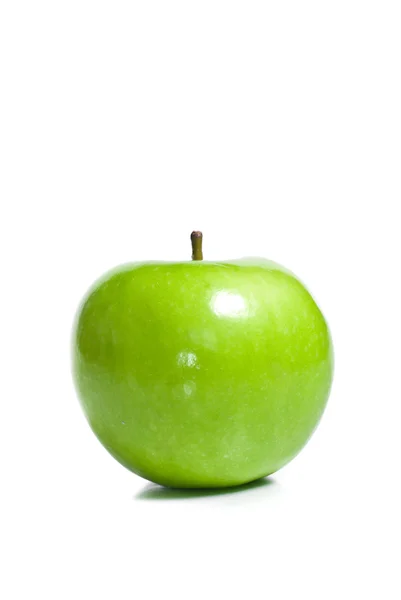 Свіжі зелені яблука ізольовані на білому тлі — стокове фото