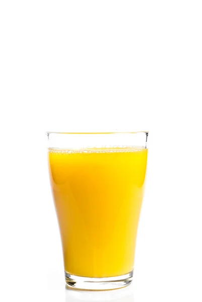 Egy pohár narancslé és narancs, fehér alapon. — Stock Fotó
