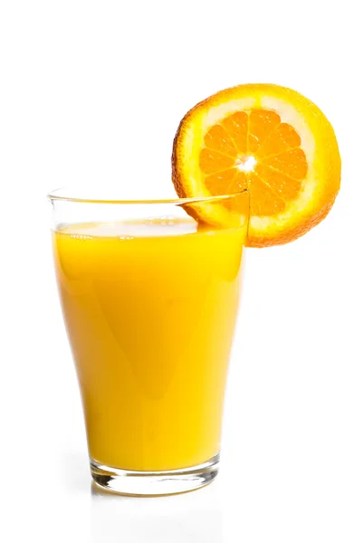 Ein Glas Orangensaft und Orangen auf weißem Hintergrund. — Stockfoto