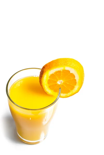 Bir bardak portakal suyu ve portakal beyaz zemin üzerine. — Stok fotoğraf
