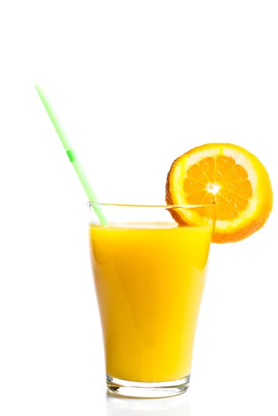 Un bicchiere di succo d'arancia e arance su fondo bianco . — Foto Stock