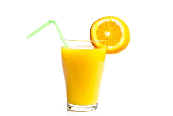 Un bicchiere di succo d'arancia e arance su fondo bianco . — Foto Stock