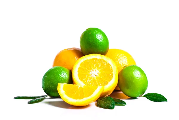 Limonlar beyazda izole edilmiş — Stok fotoğraf