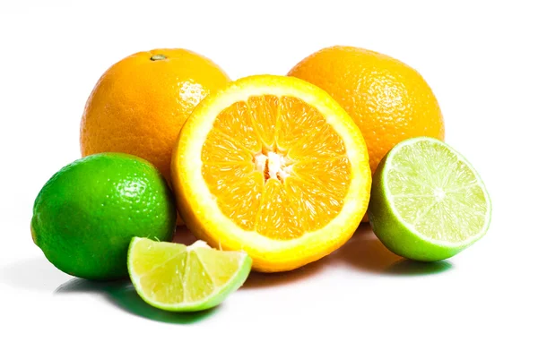 Sitruunat eristetty valkoinen — kuvapankkivalokuva