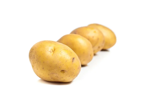 Aardappelen op witte achtergrond close-up schieten — Stockfoto