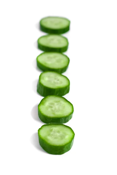 De plakjes komkommer geïsoleerd op witte achtergrond — Stockfoto