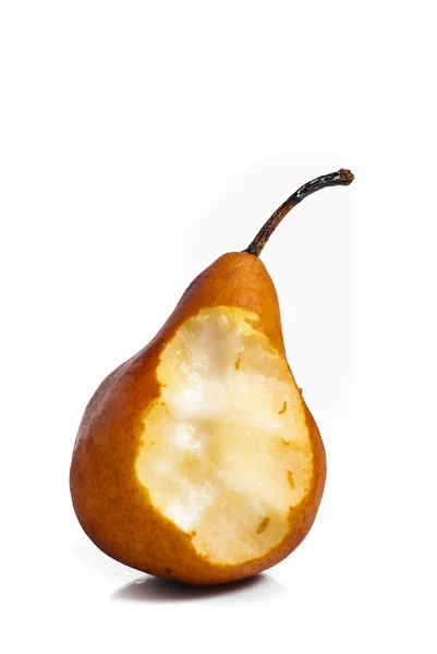 白い背景上に分離されて半分食べ梨 — ストック写真