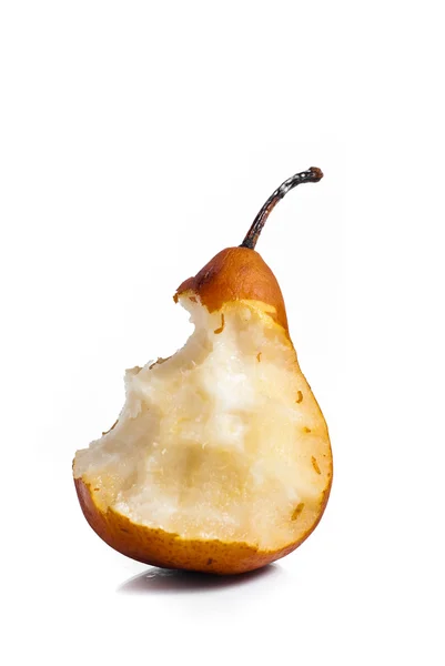 白い背景上に分離されて半分食べ梨 — ストック写真