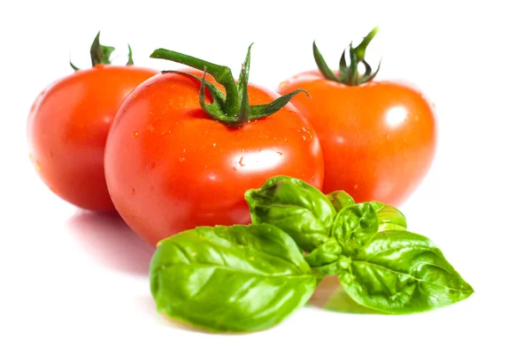Tomate vermelho vegetal com corte isolado sobre fundo branco — Fotografia de Stock