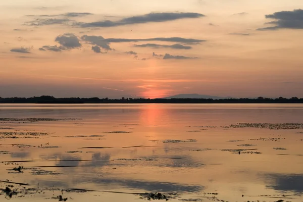 Puesta de sol en el lago — Foto de Stock