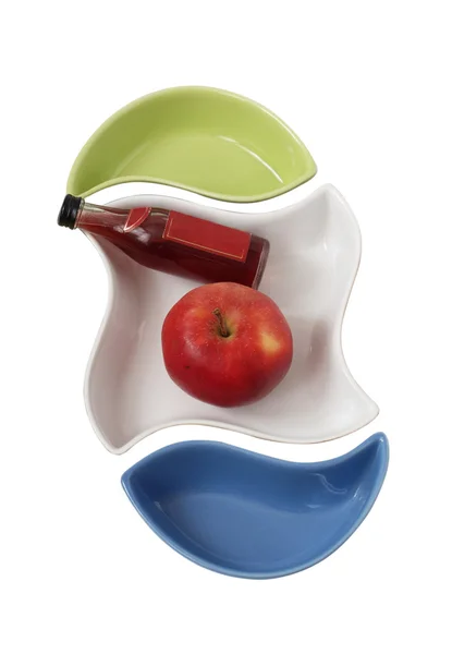 Керамічні тарілки та яблуко — стокове фото