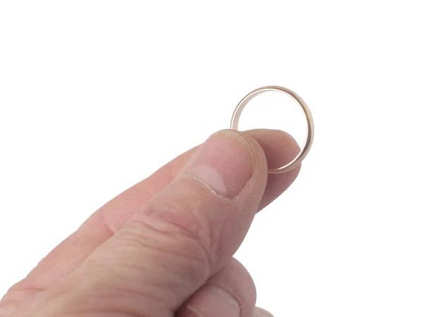 Обручальное кольцо в пальцах — стоковое фото