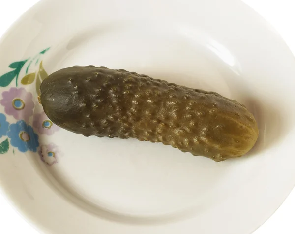 Concombre mariné sur une assiette — Photo