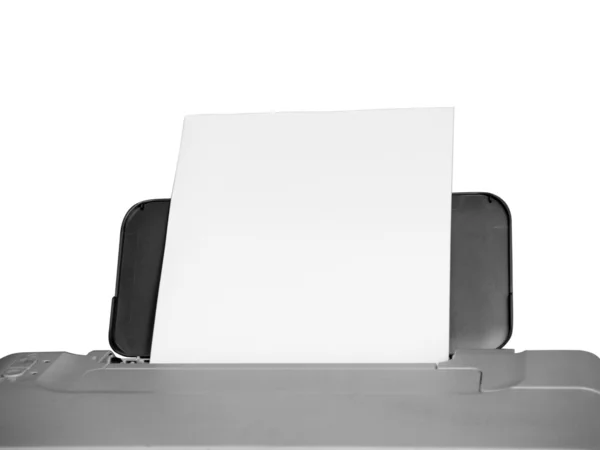 Принтер и листы белой бумаги — стоковое фото