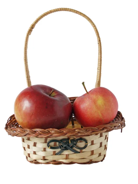 Zwei Äpfel in einem kleinen Korb — Stockfoto