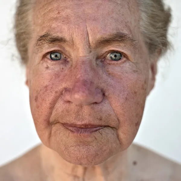 Naturliga porträtt av en äldre — Stockfoto