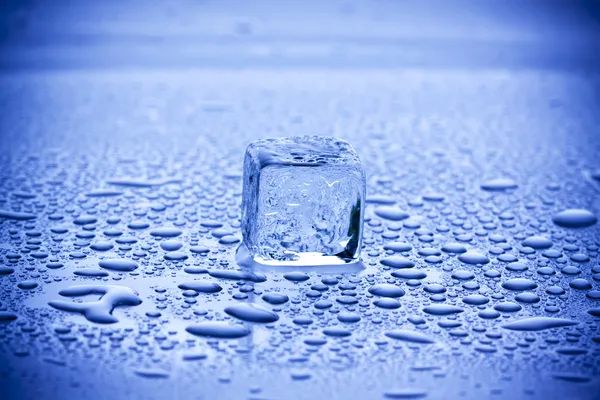 Cubi di ghiaccio e gocce d'acqua — Foto Stock