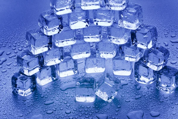 Кубики льоду та краплі води — стокове фото