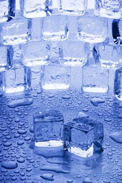 Капли льда и воды — стоковое фото