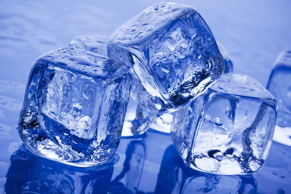 Cubi di ghiaccio e gocce d'acqua — Foto Stock