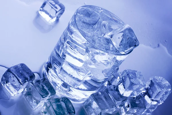 Cubos de gelo, gotas de água e vidro — Fotografia de Stock