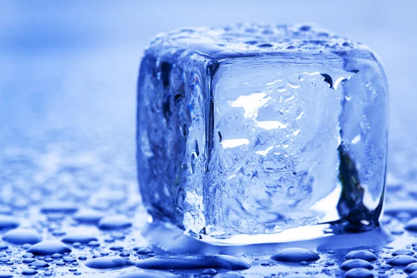 Cubos de gelo e gotas de água — Fotografia de Stock