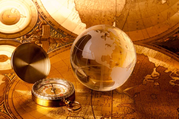 Золотой шар и компас — стоковое фото