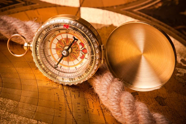 Oude kompas en touw — Stockfoto